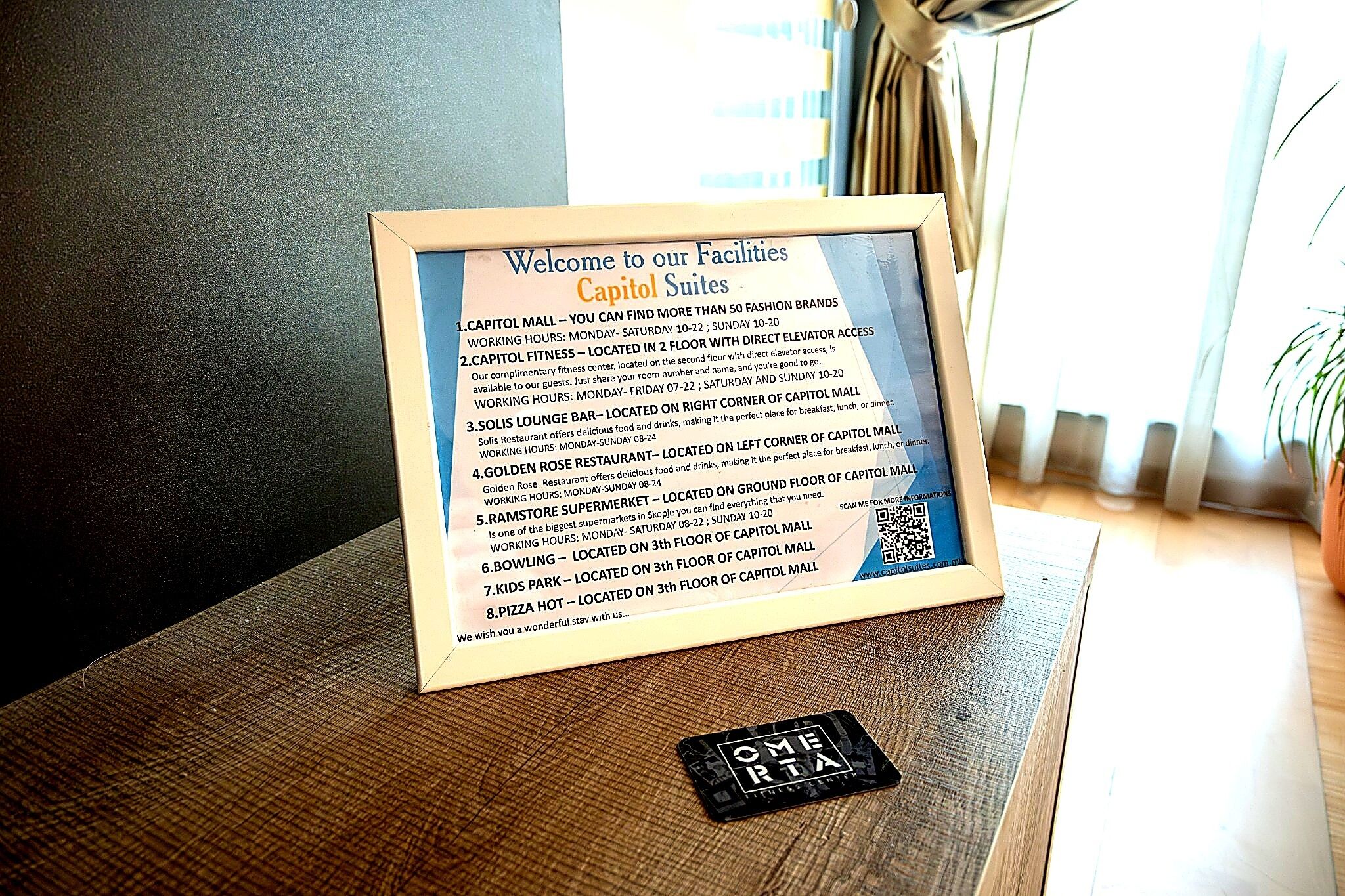 Un cartel enmarcado que indica las instalaciones y sus ubicaciones dentro de Capitol Suites.