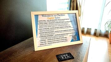 Un cartel enmarcado que indica las instalaciones y sus ubicaciones dentro de Capitol Suites.