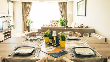 Comfort Condo, City View | Dining