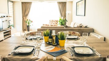 Comfort Condo, City View | Dining