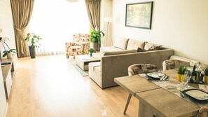 Condo Confort, vista a la ciudad | Área de sala de estar | Televisión 