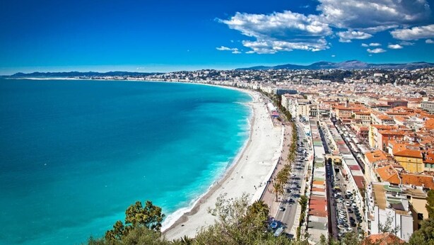 A coastal cityscape with a long beach, dense urban buildings, and a clear blue sky. - Lovely balcony in Musiciens, central Nice. (Nice)