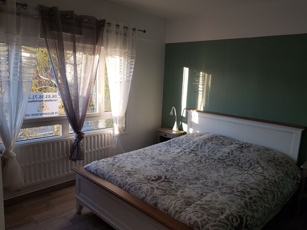 3 habitaciones, tabla de planchar con plancha, wifi y ropa de cama