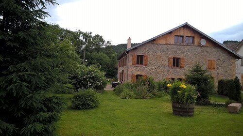 Suuri viehättävä huoneisto, jossa on puutarha luonnon keskellä