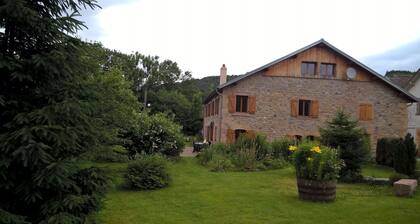 Suuri viehättävä huoneisto, jossa on puutarha luonnon keskellä