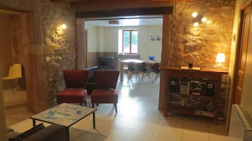 Televisión, reproductor de DVD, libros y estéreo