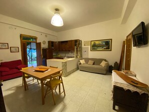 TV - LARGE HOLIDAY HOUSE BY THE SEA WITH PRIVATE GARDEN. (Capo d'Orlando)