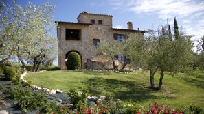 Exterior - Rosa, Umbria Property With Private Pool & Spa, gardens, private parking spaces (Piedicolle)