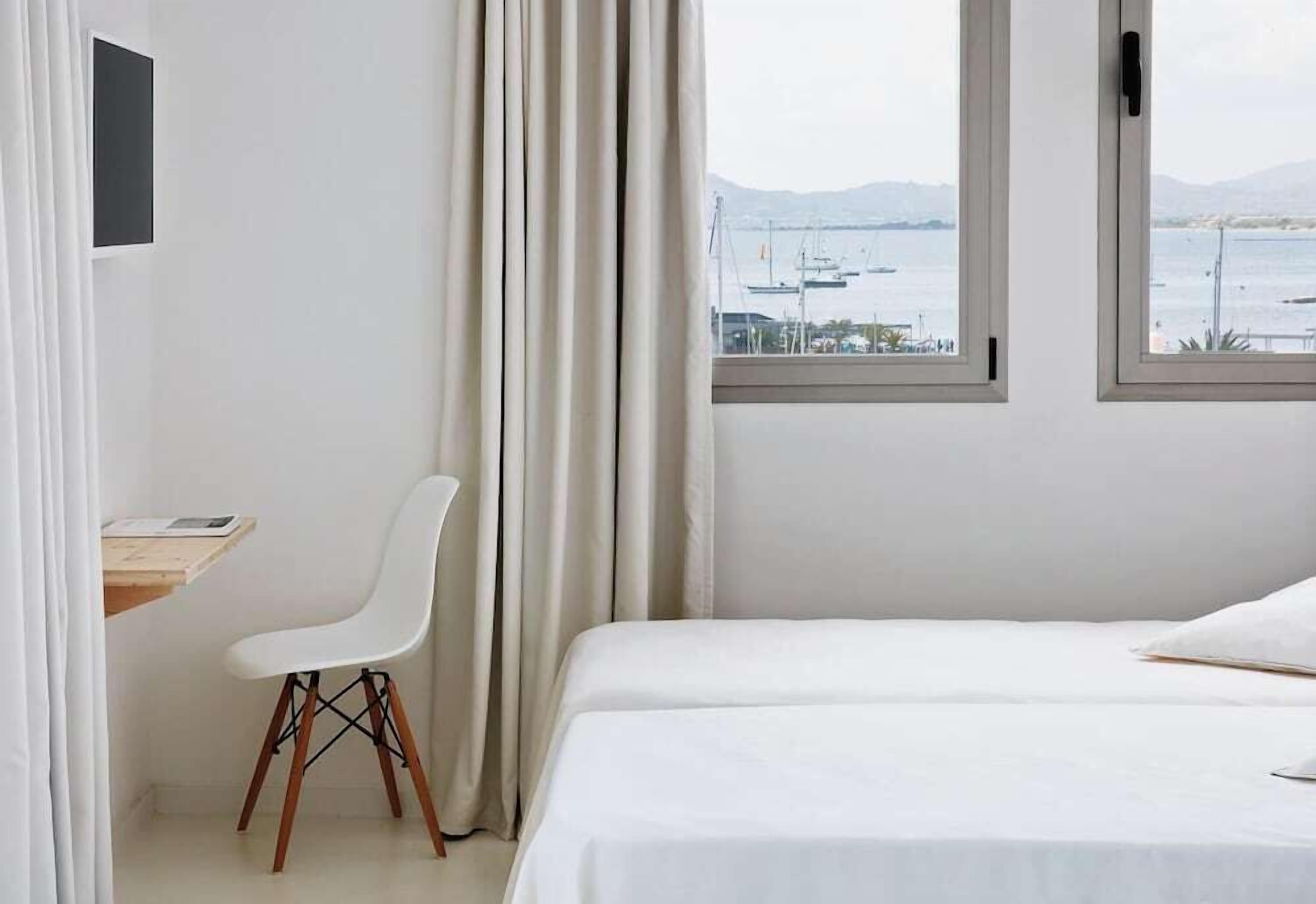 Minibar, coffres-forts dans les chambres, fer et planche à repasser