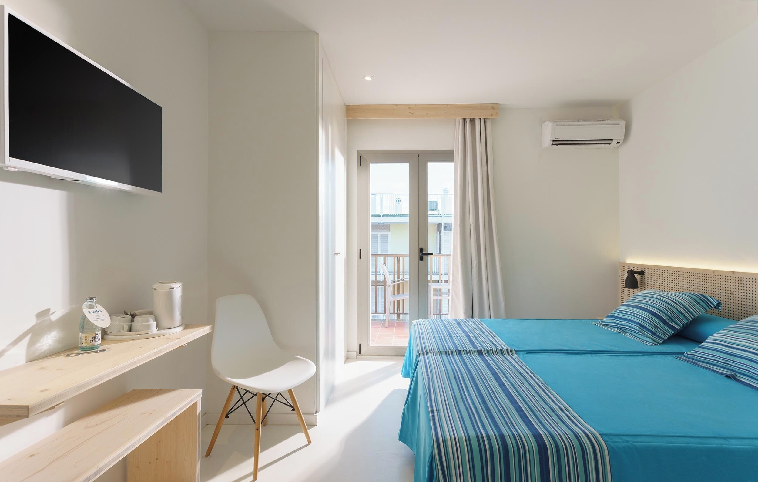 Minibar, in-room safe, iron/ironing board, free WiFi