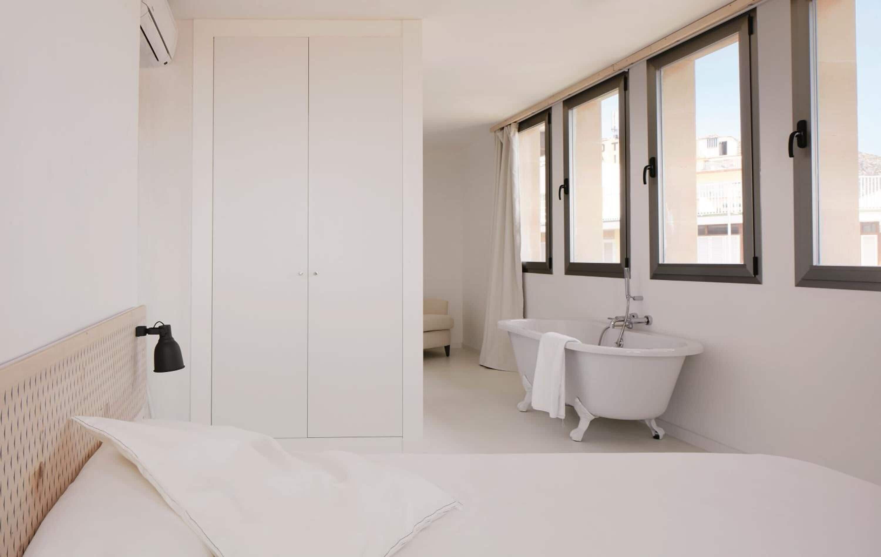 Minibar, coffres-forts dans les chambres, fer et planche à repasser