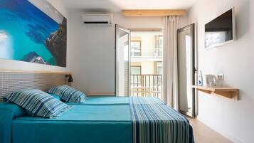 Habitación estándar, 1 cama doble, balcón, vistas parciales al mar | Minibar, caja fuerte, tabla de planchar con plancha y wifi gratis