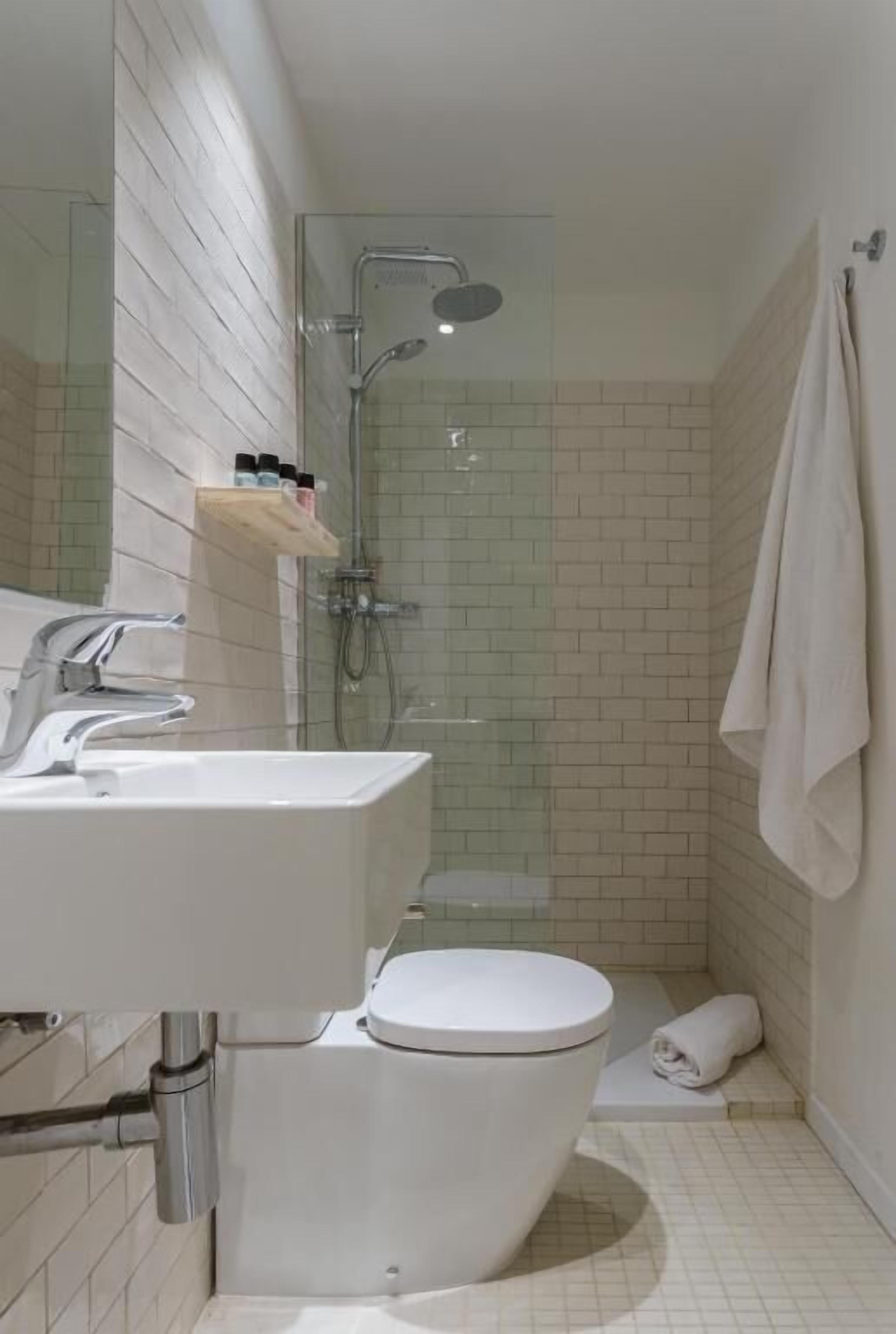 Gratis toiletartikelen, een haardroger, handdoeken, zeep
