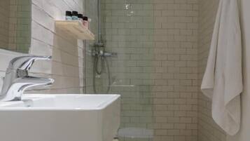 Gratis toiletartikelen, een haardroger, handdoeken, zeep