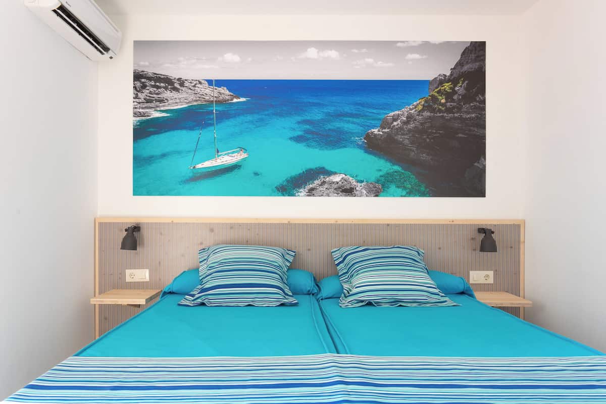 Standard Twin Room | Minibar, in-room safe, iron/ironing board, free WiFi