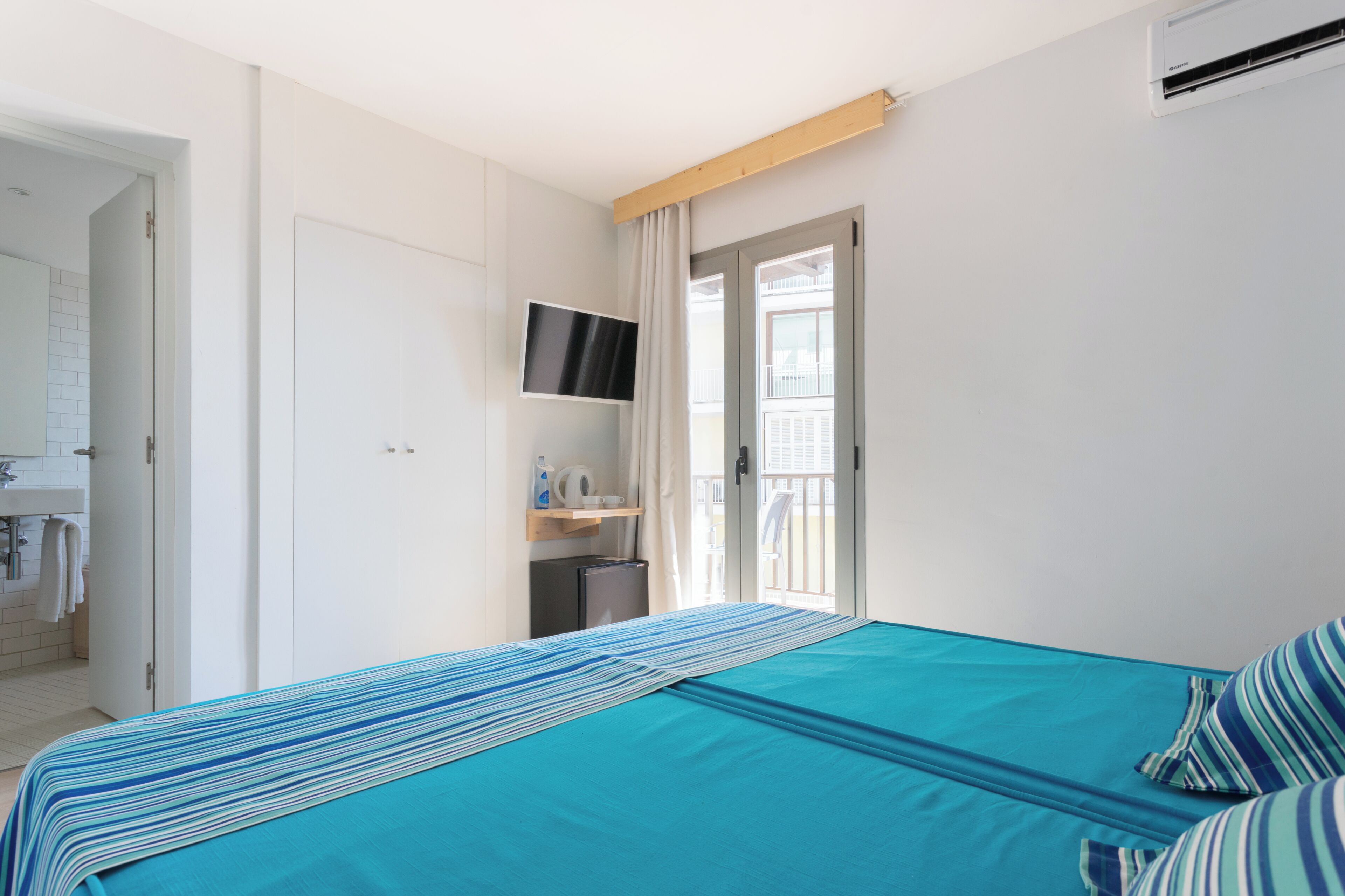Minibar, in-room safe, iron/ironing board, free WiFi
