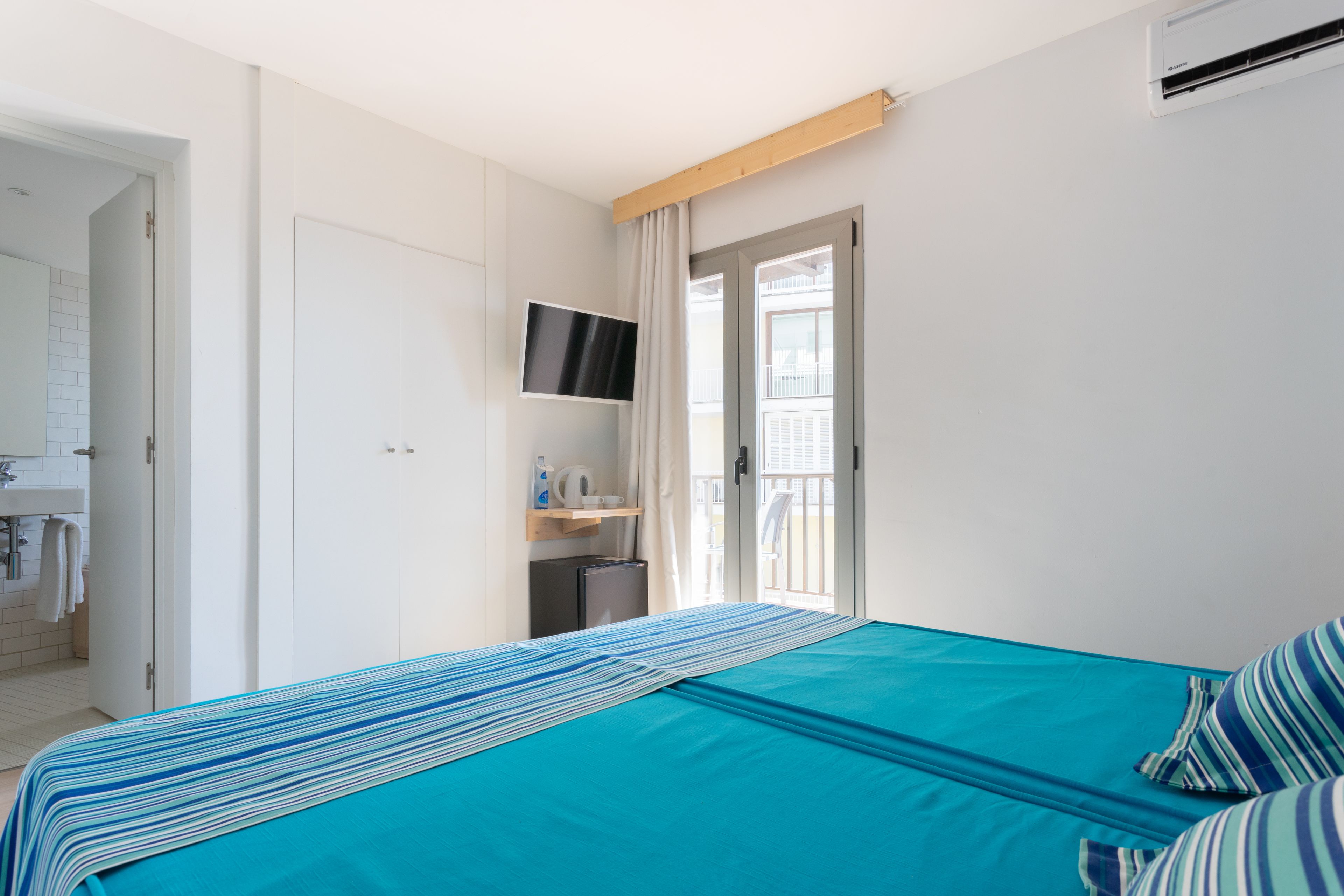 standard room, 1 double bed, balcony, partial ocean view | minibar, in-room safe, iron/ironing board, free wifi