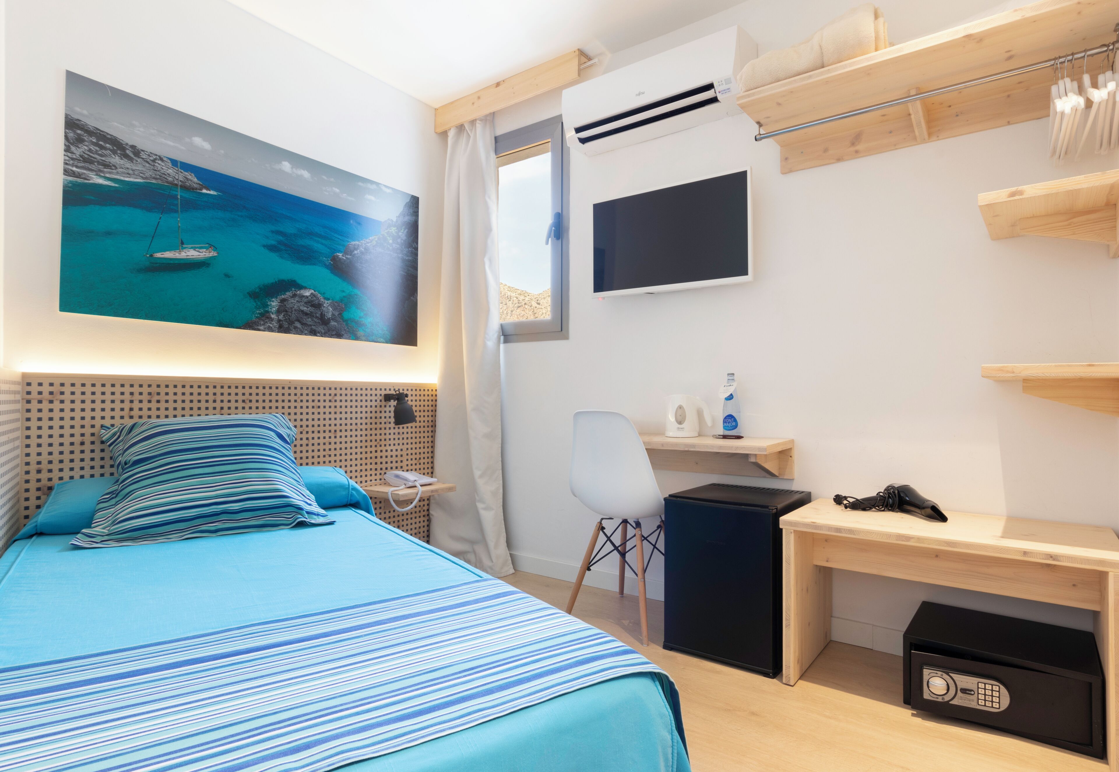 Minibar, in-room safe, iron/ironing board, free WiFi
