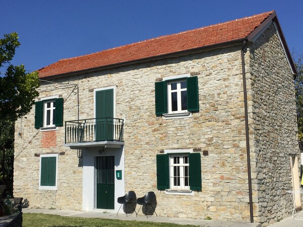 المنشأة من الخارج