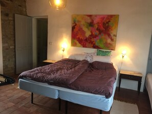 3 عدّة غرف نوم ومكواة/لوح كي وواي فاي وملاءات أسرّة