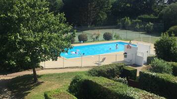 Een buitenzwembad