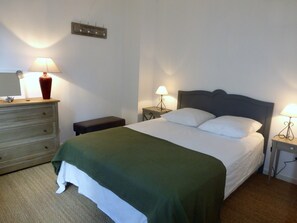 3 chambres, fer et planche à repasser, Wi-Fi, draps fournis