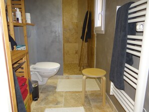 Douche, sèche-cheveux, serviettes fournies, papier toilette