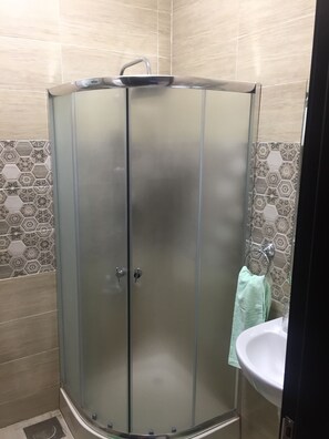 Haartrockner, Handtücher, Shampoo, Toilettenpapier