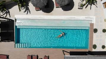 Piscine extérieure, parasols de plage, chaises longues