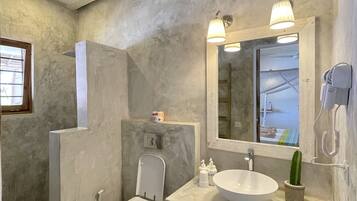Deluxe Double Room | Bathroom | Shower, rainfall showerhead, free toiletries, hair dryer