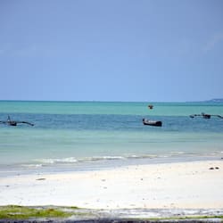 Beach nearby, white sand, beach shuttle, beach towels