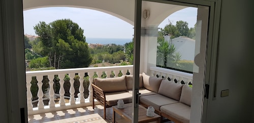 Beautiful villa, swimming pool, tennis court, basketball court, garden, sea view, near beaches