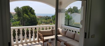 Vakker villa, svømmebasseng, tennisbane, basketballbane, hage, havutsikt, nær strender