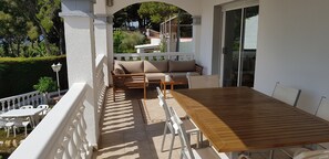 Outdoor dining - Beautiful villa, swimming pool, tennis court, basketball court, garden, sea view, near beaches (El Vendrell)