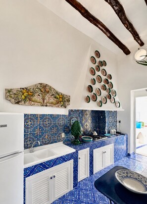 Appartement Deluxe, 2 chambres, 2 salles de bains, vue mer | Cuisine privée | Grand réfrigérateur, micro-ondes, four, plaque de cuisson