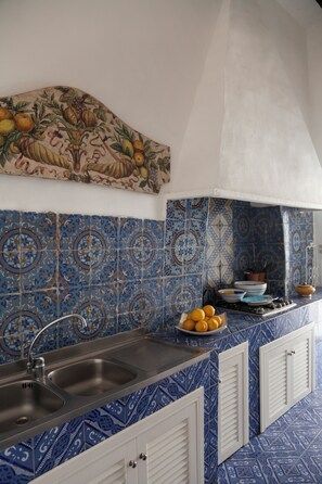 Deluxe Apartment, 2 Bedrooms, 2 Bathrooms, Sea View | Private kitchen - Casa del Prete con Terrazzo Vista Mare (Lipari)