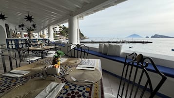 Café da manhã com buffet grátis todos os dias