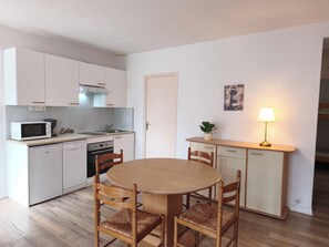 Fridge, microwave, dishwasher, cookware/dishes/utensils - Le Petit Robinson by Interhome (Dinard)