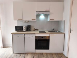 Fridge, microwave, dishwasher, cookware/dishes/utensils - Le Petit Robinson by Interhome (Dinard)