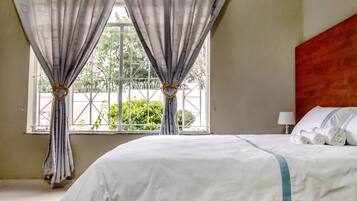 9 quartos, ferros/tábuas de passar roupa, Wi-Fi, roupa de cama