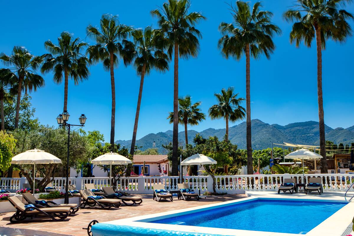 Superior Poolside Room 1 | Piscine | Piscine extérieure, parasols de plage