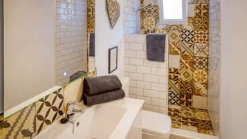 The Stables Superior Double Room 12 | Salle de bain | Douche, articles de toilette gratuits, sèche-cheveux