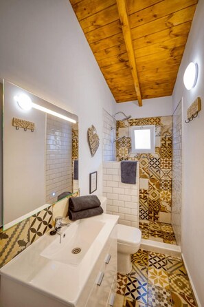 The Stables Superior Double Room 12 | Kylpyhuone | Suihku, ilmaiset hygieniatuotteet, hiustenkuivaaja, pyyhkeet