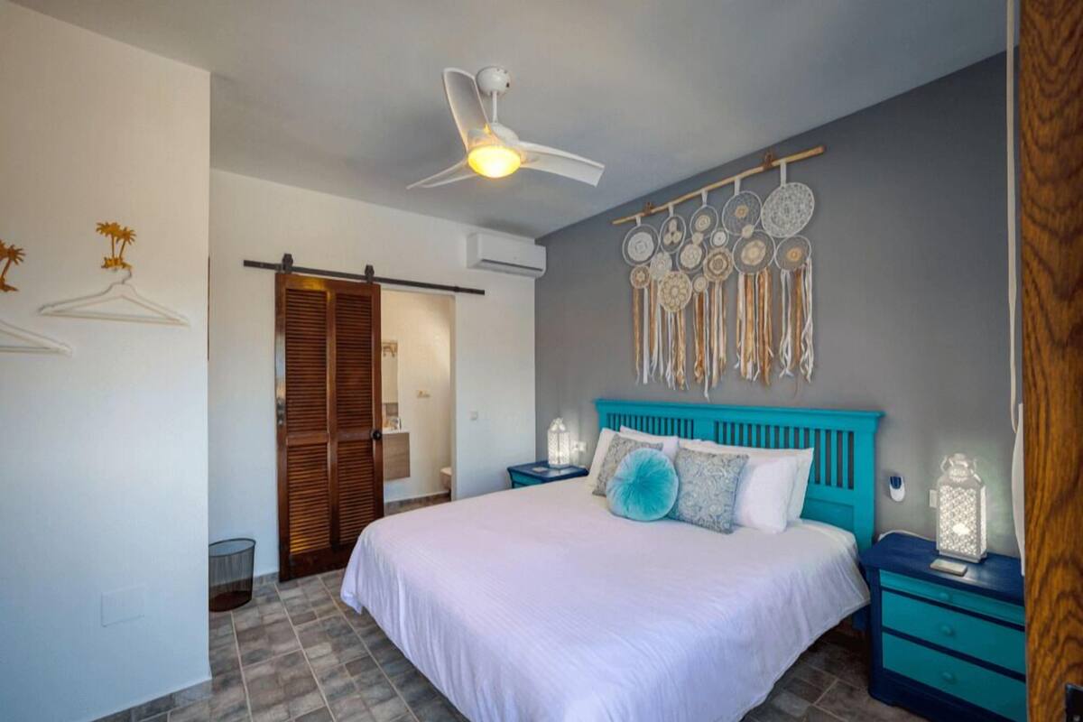 Superior Poolside Room 2 | Coffres-forts dans les chambres, rideaux occultants