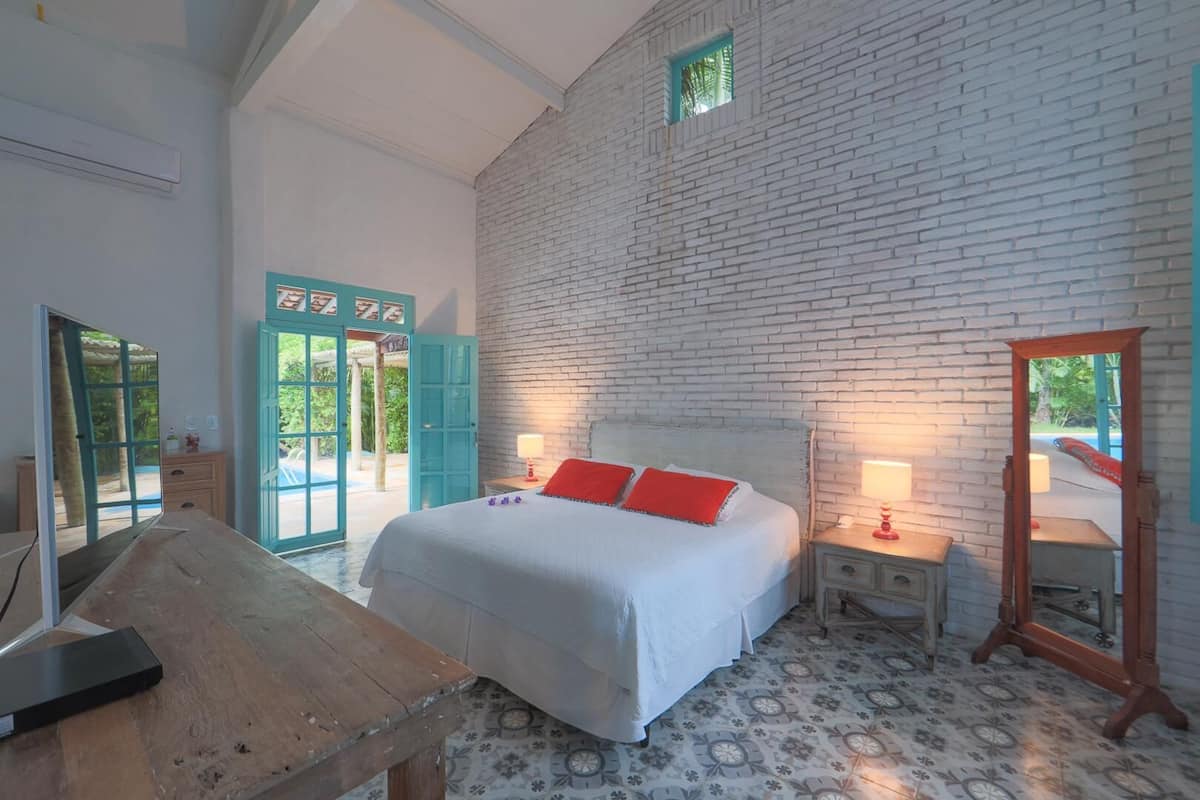 Minibar, tabla de planchar con plancha, wifi gratis y ropa de cama