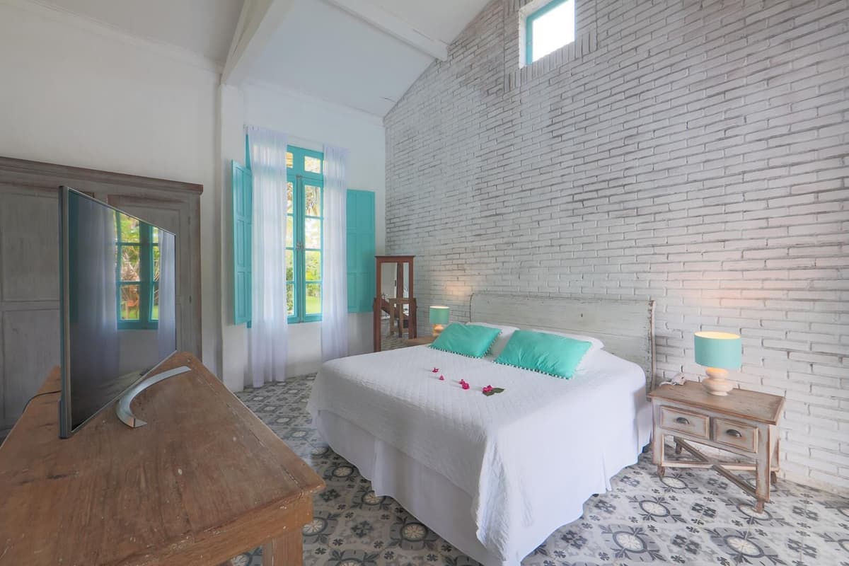 Minibar, tabla de planchar con plancha, wifi gratis y ropa de cama