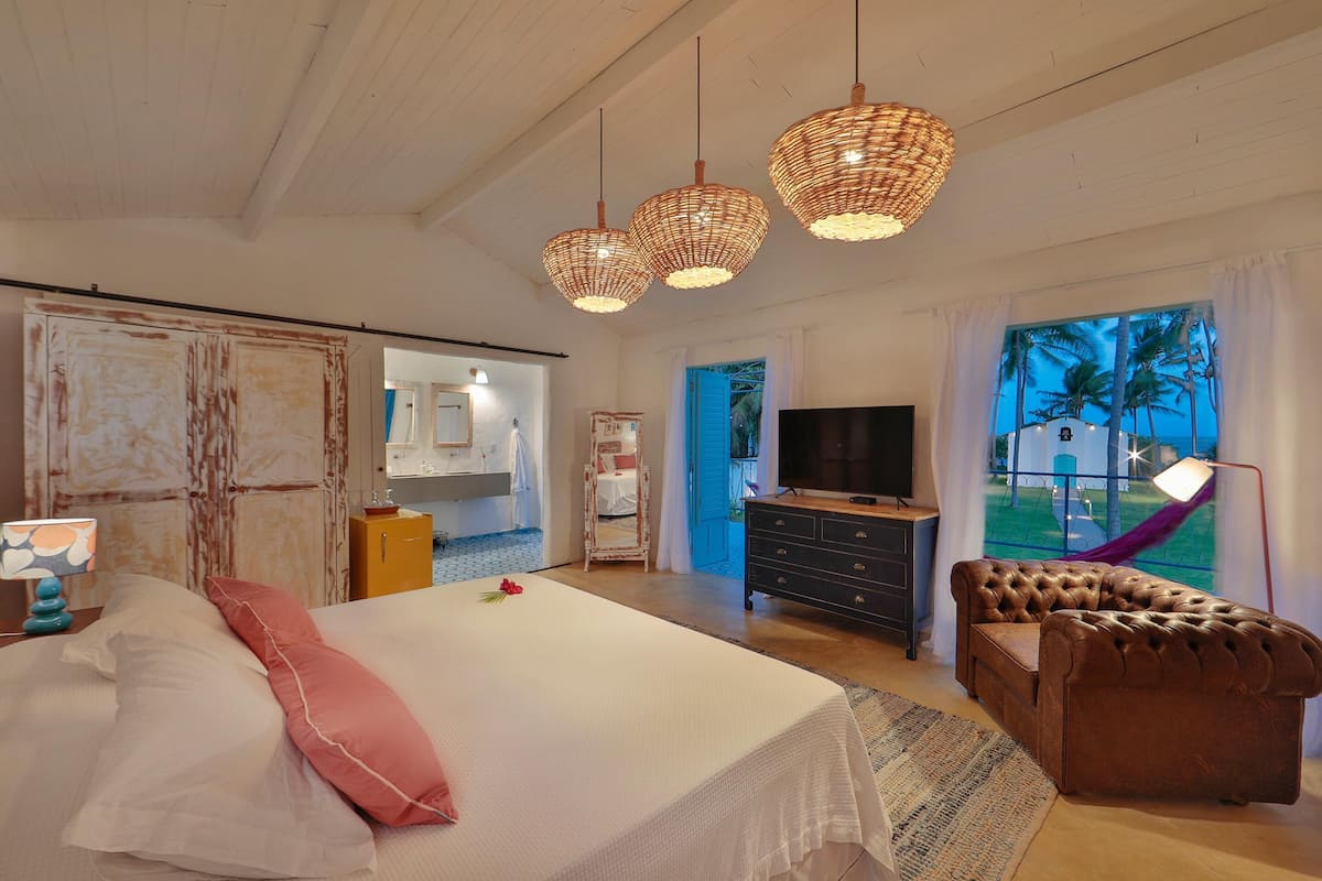 Minibar, tabla de planchar con plancha, wifi gratis y ropa de cama