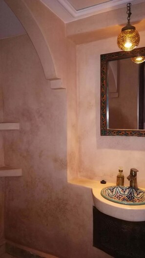 Casa, no fumadores, vistas al patio (Riad) | Baño | Ducha, cabezal de ducha tipo lluvia, secador de pelo y toallas