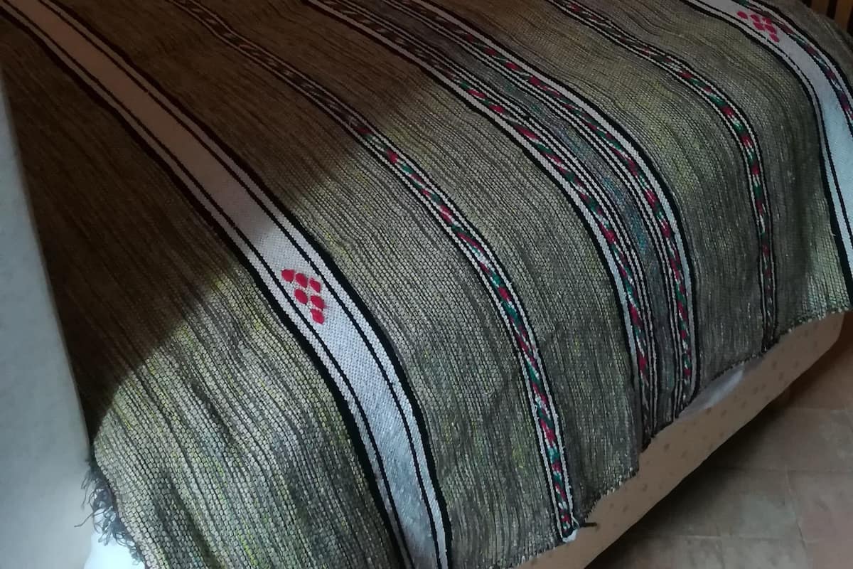 مكتب وستائر تعتيم ومكواة/لوح كي وأسرّة أطفال/رضّع (مجانًا)