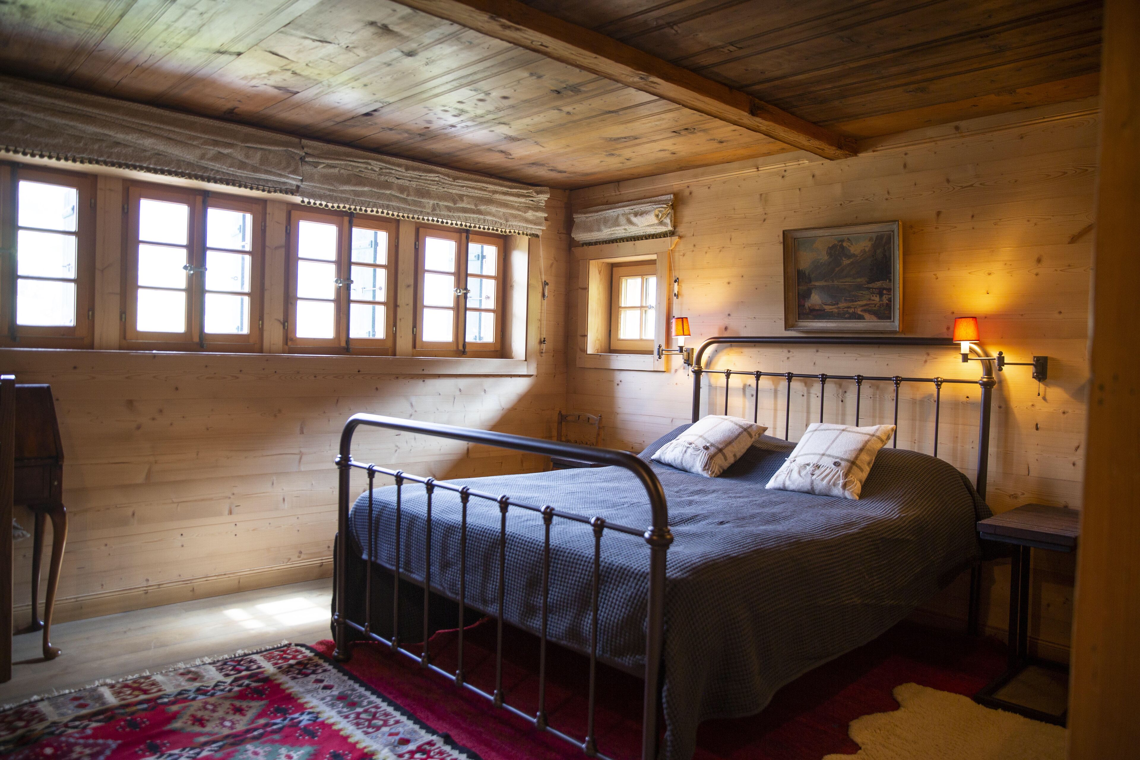 3 slaapkamers, een strijkplank/strijkijzer, reisbedje, gratis wifi